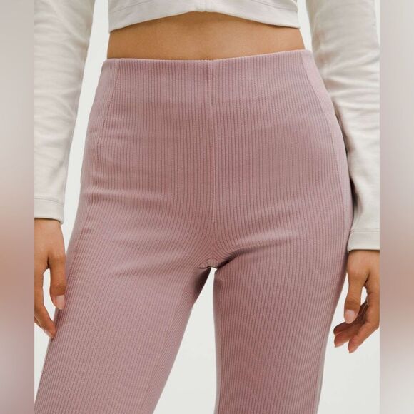 🏷️NWT Lululemon Ribbed Softstreme Flared Pant
Twilight Rose, Size 8 - Picture 1 of 8